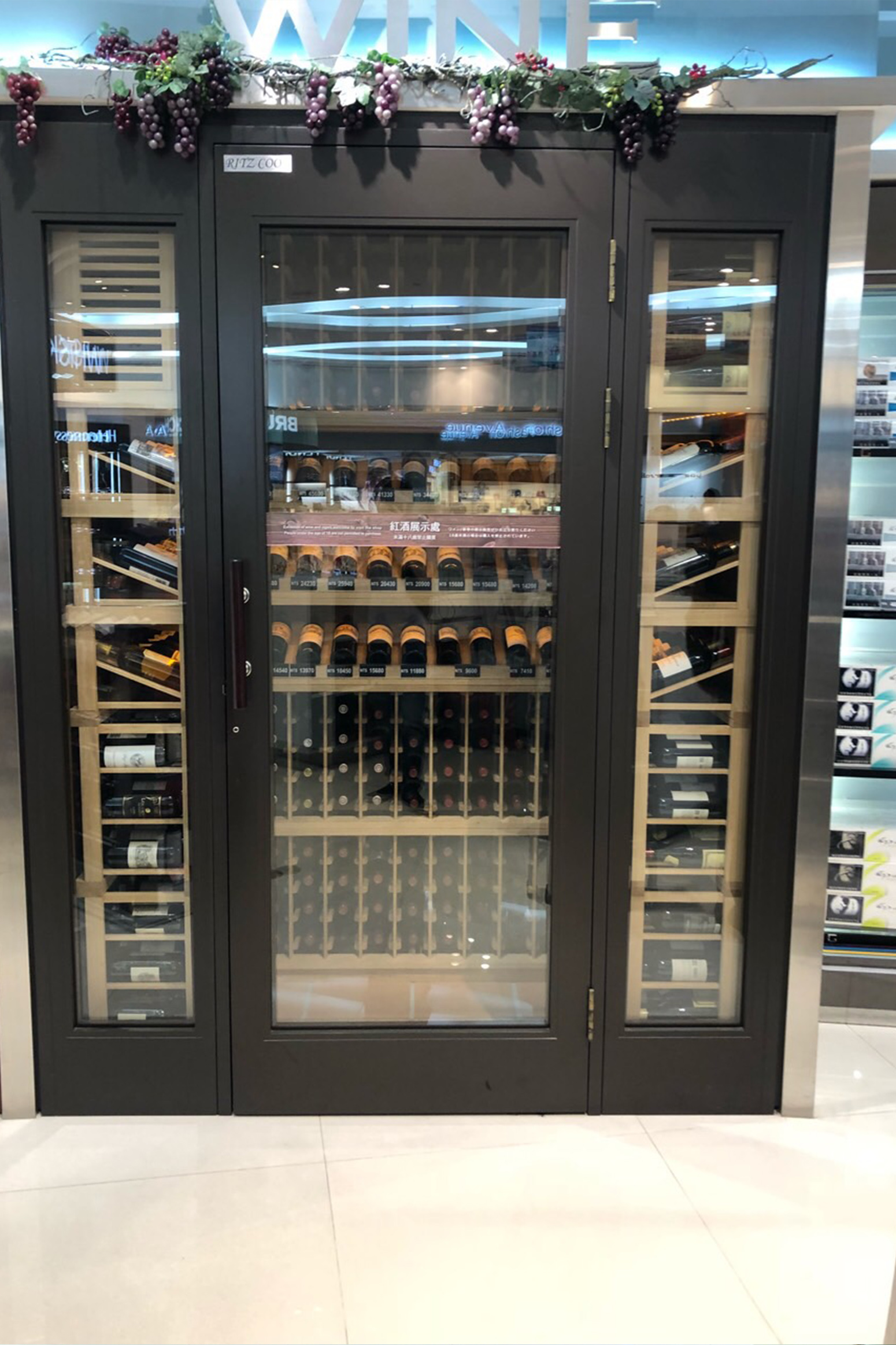 桃機二航廈D5登機門處-采盟免稅店