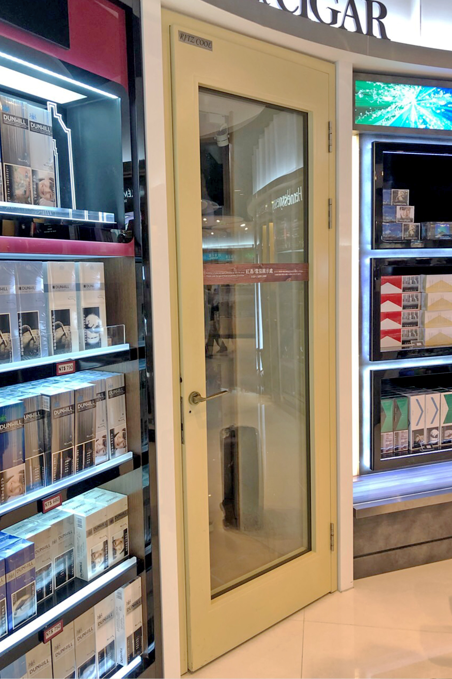 桃機二航廈 D5(R)登機門處-采盟免稅店